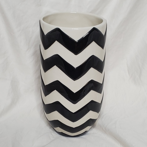 Chevron vase NWT